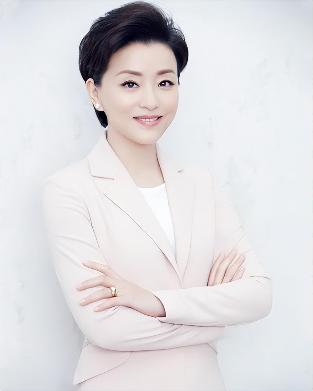 回顾杨澜26岁从央视辞职二婚嫁百亿富豪相伴27年恩爱如初