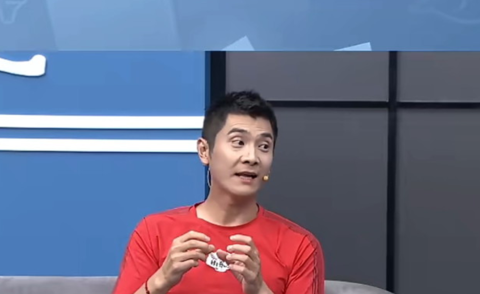 在体操男子个人全能赛中,肖若腾夺得了第二名,邢傲伟也是在第一时间向