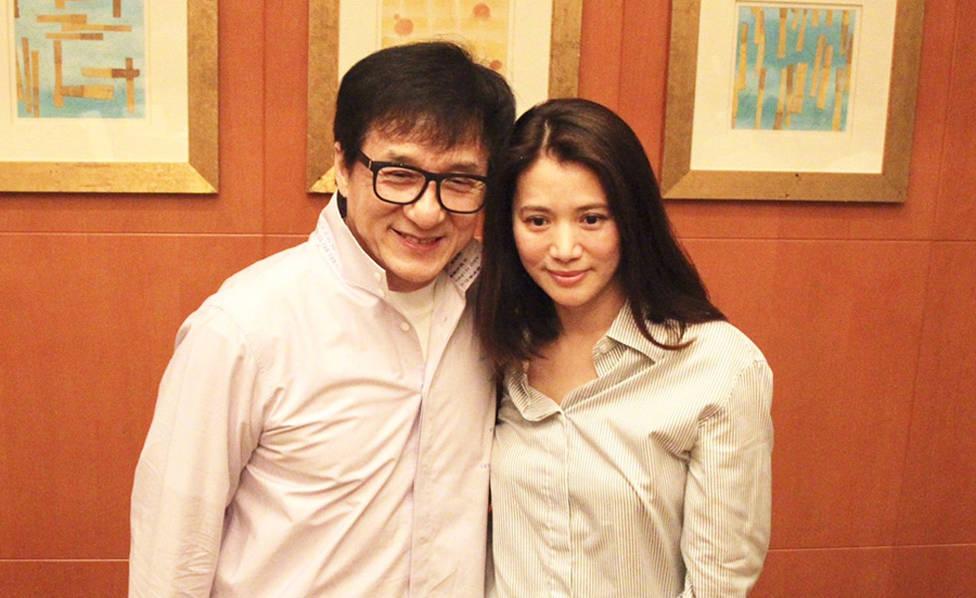 袁咏仪的事业红红火火,怎么能不拉男友张智霖一把,这不1994年的tvb力