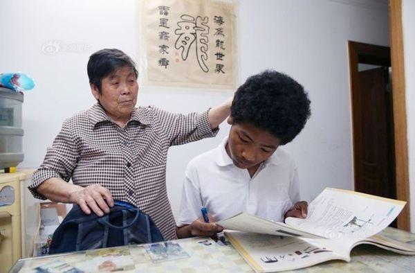 2000年上海老婆婆不顾家人反对坚持收养黑人弃婴后来如何