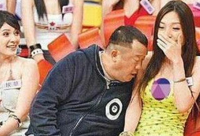 "不懂避嫌"别当演员,当众揩油,伸咸猪手,活该被评为反面教材