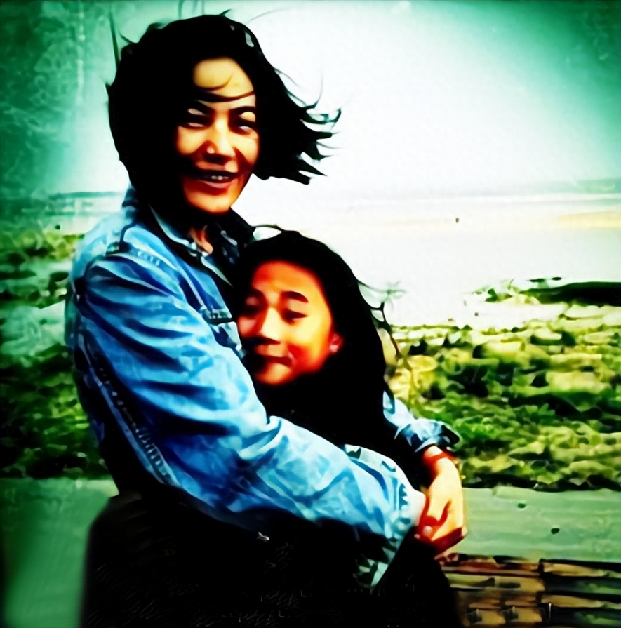 回顾高原父亲是知名演员前夫是歌手离婚后和女儿相依为命