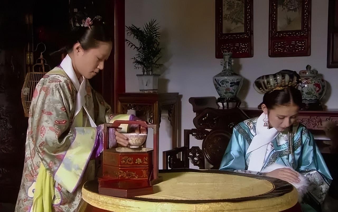 这怎么能成呢?就将哀家寿康宫后边的春禧殿打扫出来,让叶答应住.