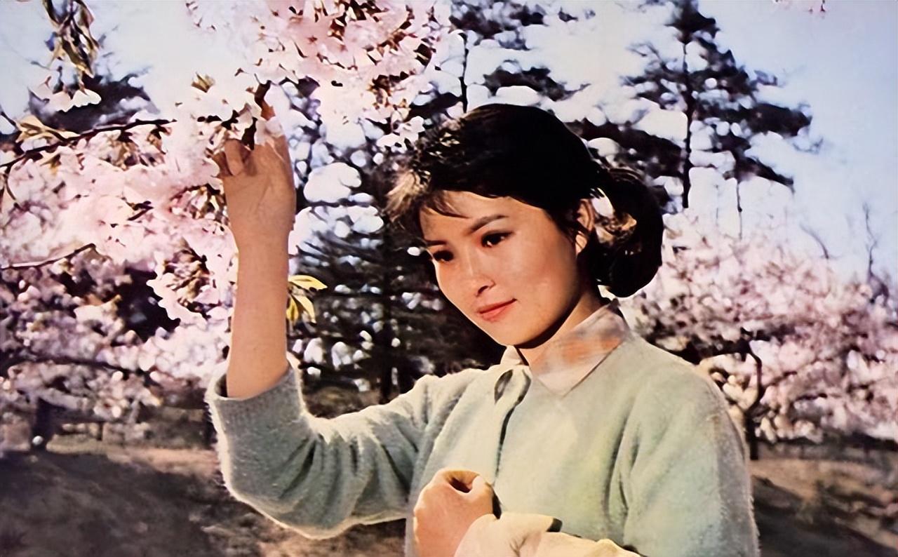 回顾一级演员李羚拒绝富二代嫁初恋婚后住10平米车库她幸福吗