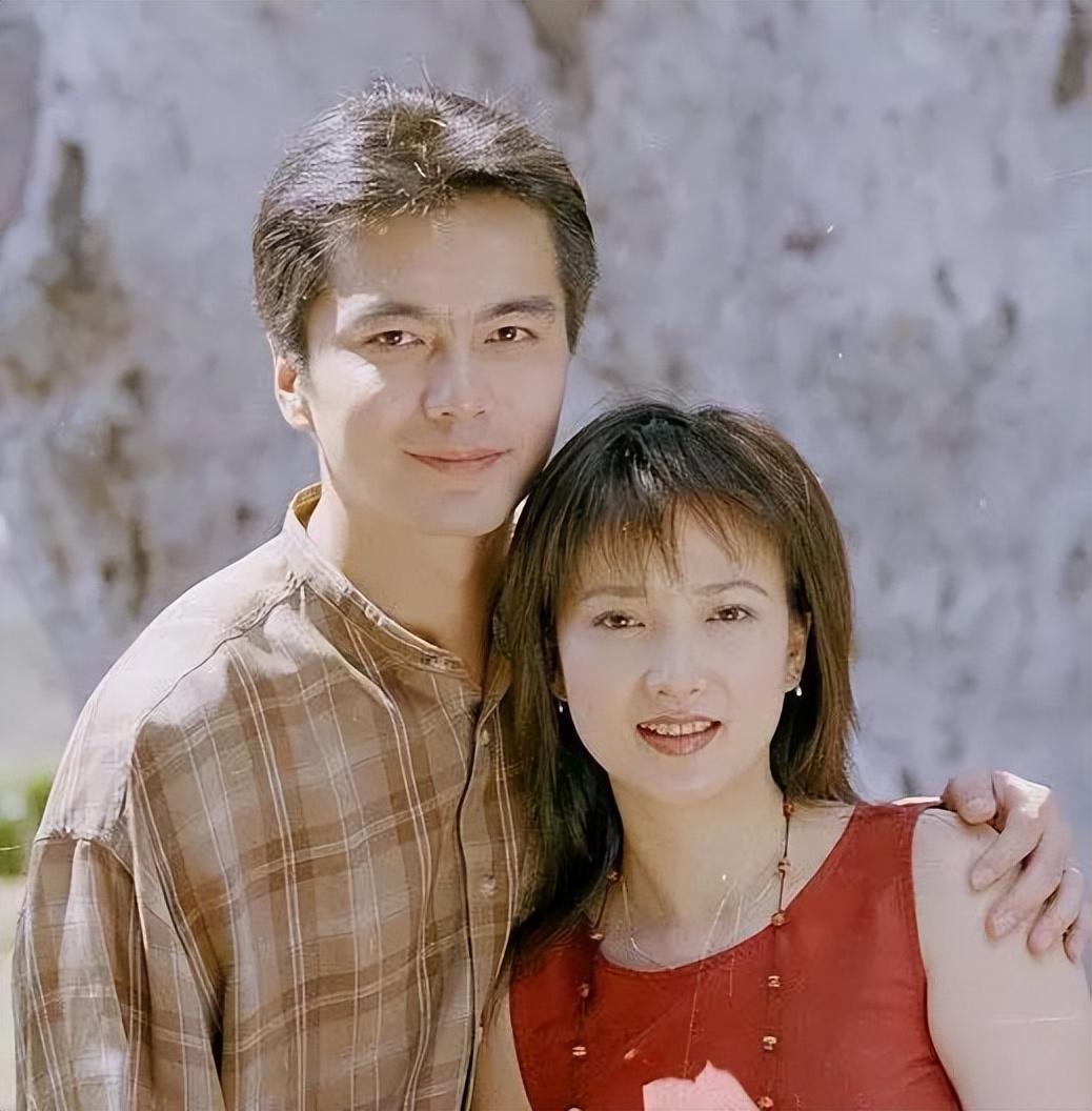 回顾许亚军一婚妻子离世与何晴遗憾离婚四婚娶娇妻获得幸福