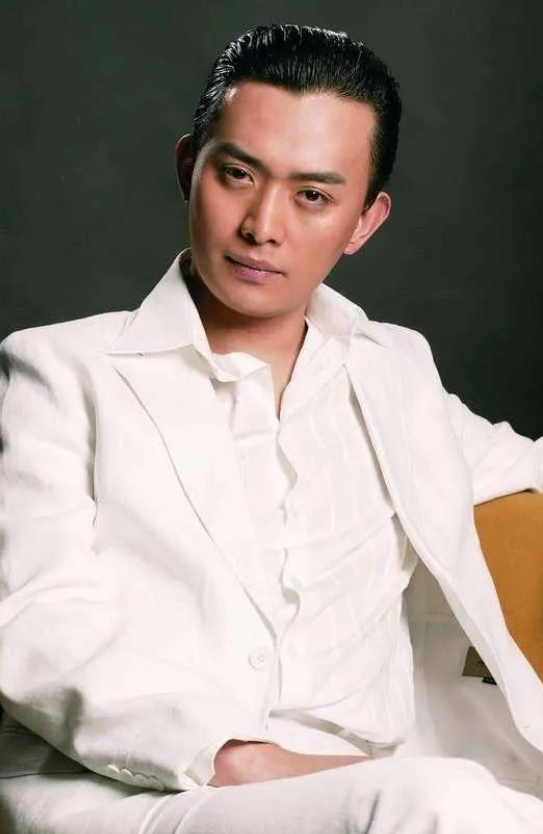 回顾黄海冰和前妻有缘无分二婚娶小12岁娇妻后儿女双全无遗憾