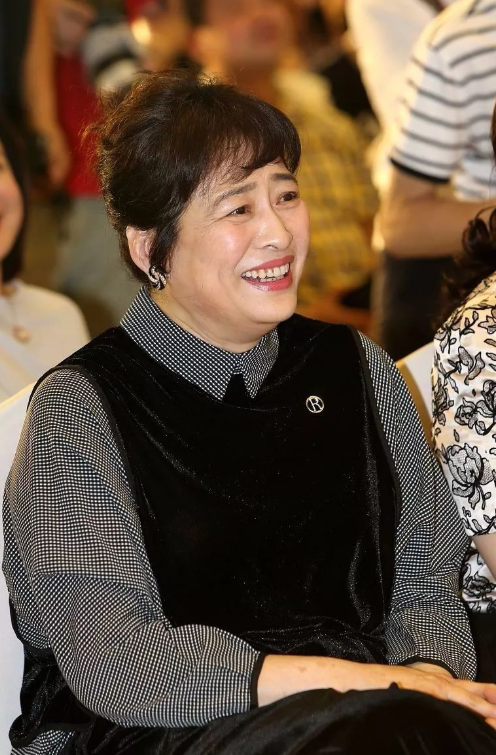 回顾一级演员许娣23岁嫁初恋婚后随夫姓拍戏赚的钱全给他