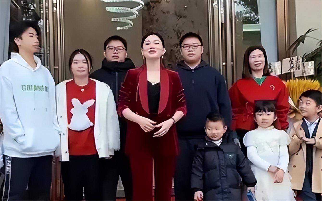 2006年20岁广东女子嫁给北大学霸13年连生7子称不生浪费