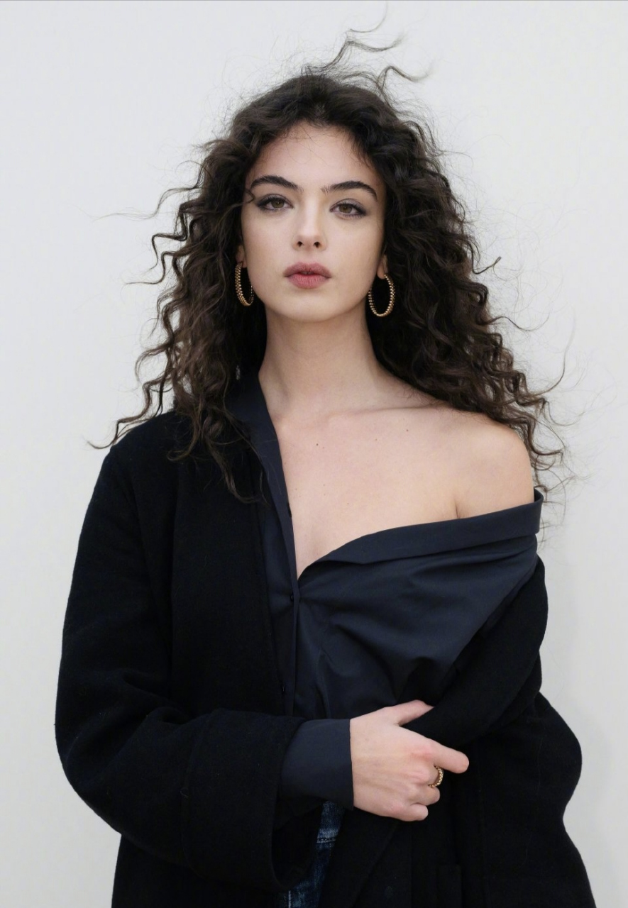 莫妮卡·贝鲁奇的女儿,一头爆炸卷,浓艳性感饱满热烈的意式美女