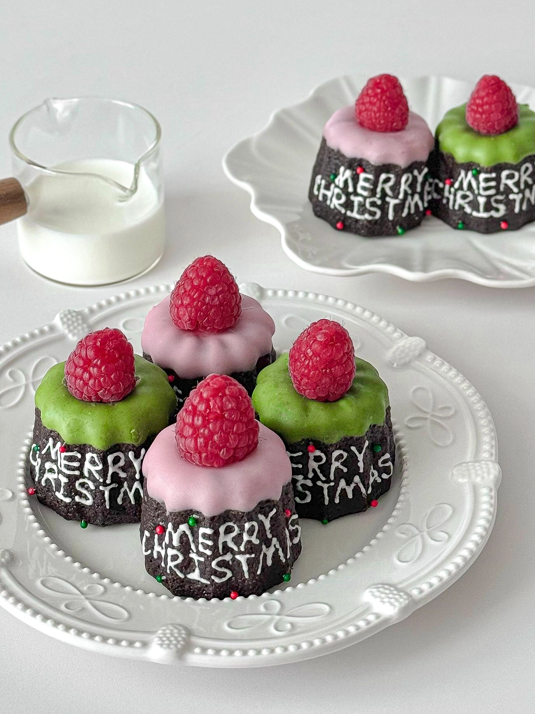 今天做个圣诞造型的抹茶可露丽,刚出炉的可露丽外脆里软,还有抹茶味的