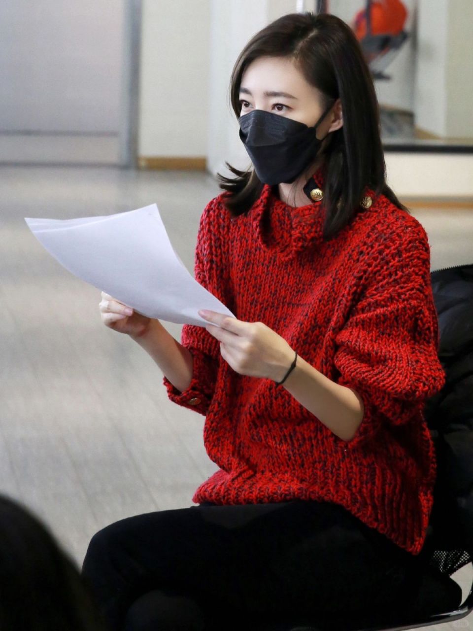 ""王丽坤春晚石青色大衣惊艳全网,ports宝姿再创时尚神话!