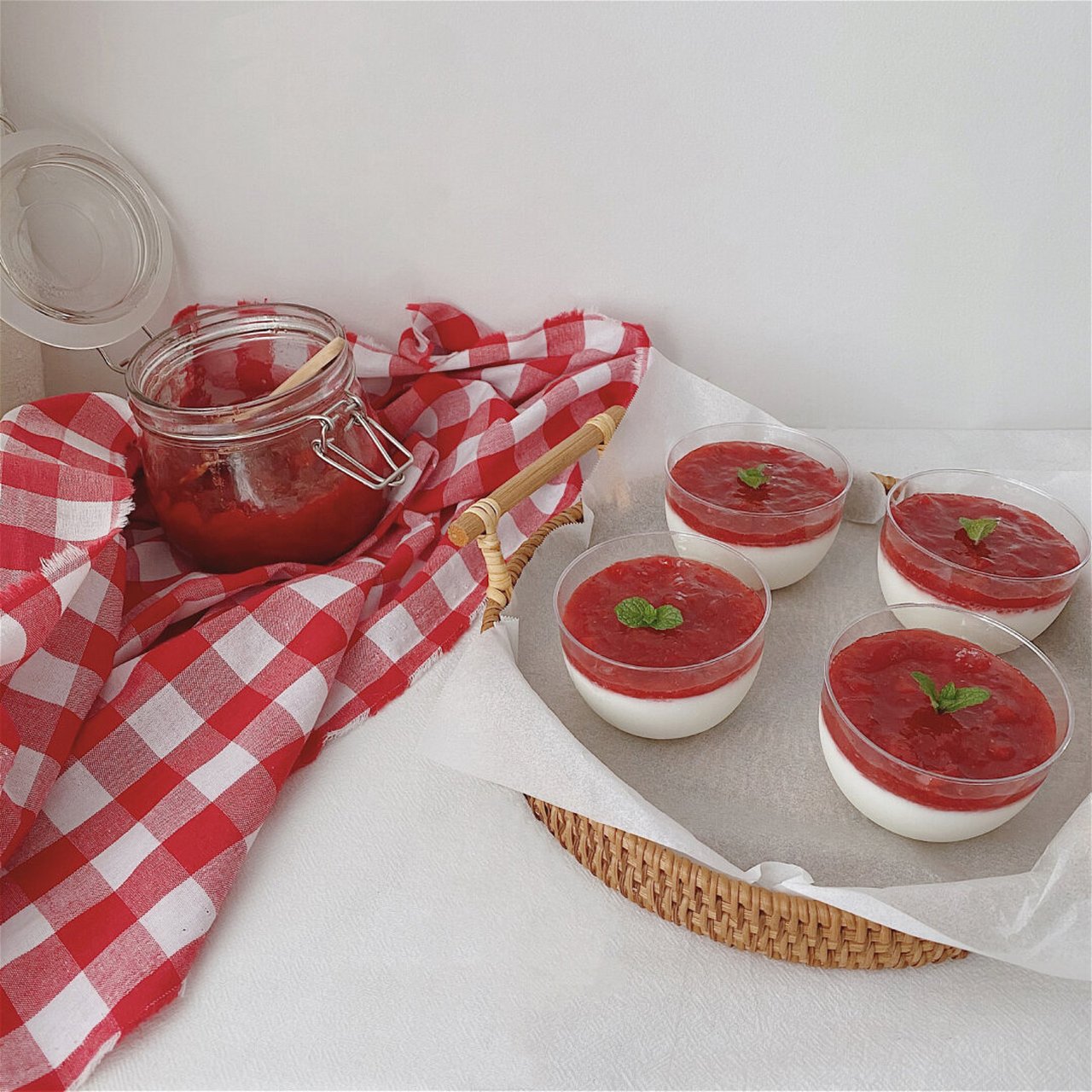 免烤箱高颜值草莓酱牛奶布丁&少女心咖啡 今天教你们做简单又好吃的