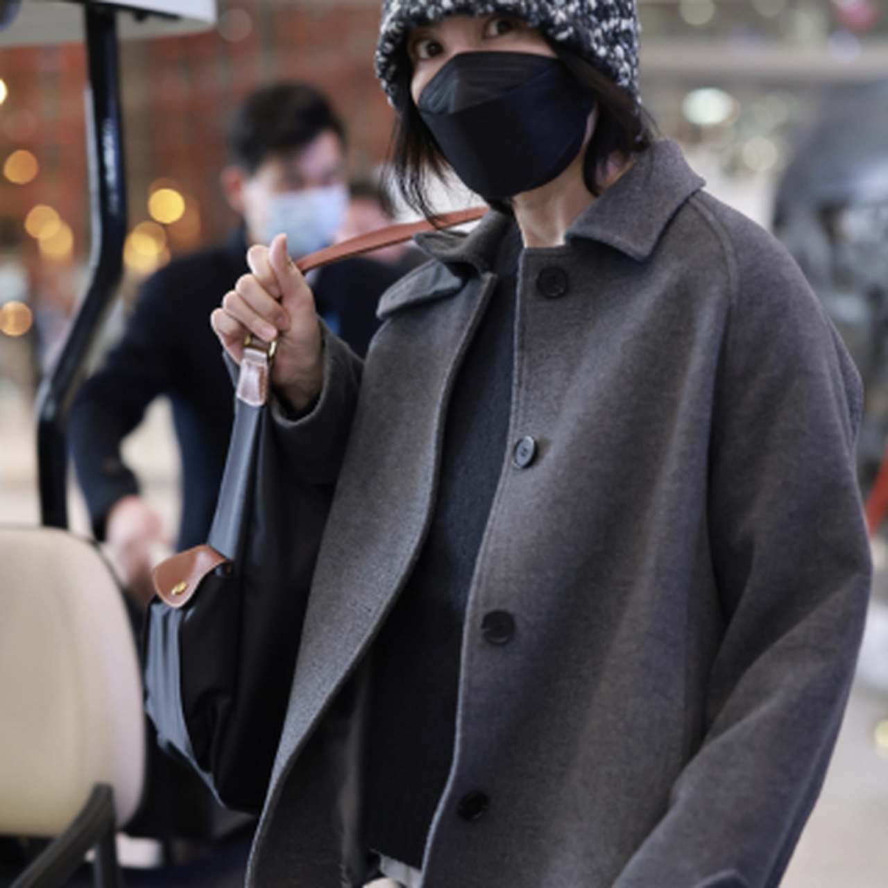 都说王菲的衣品不错,可是小编看她的那条牛仔裤就不这么觉得了,上衣的