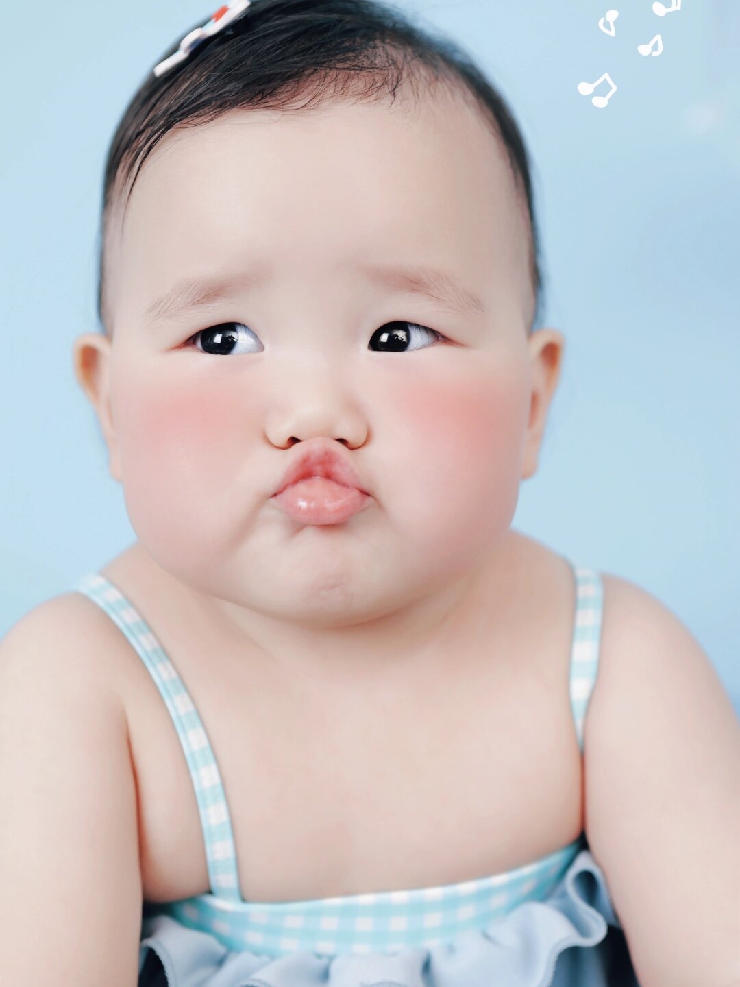 清晨的第一缕阳光透过窗帘,轻轻洒在你熟睡的小脸上