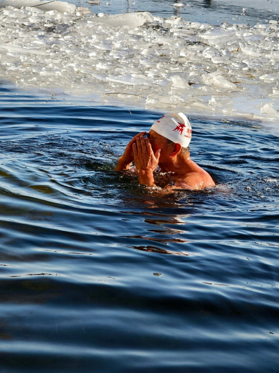 什刹海冬泳大爷不畏冬日严寒的冰湖勇士  7615 在北京什刹海的