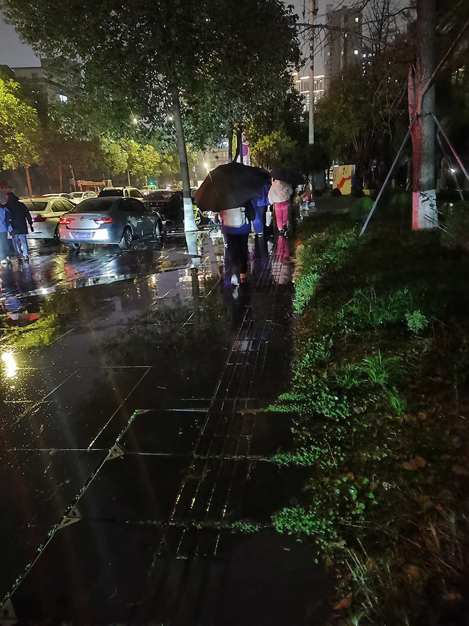晚上9点30分,阴雨绵绵