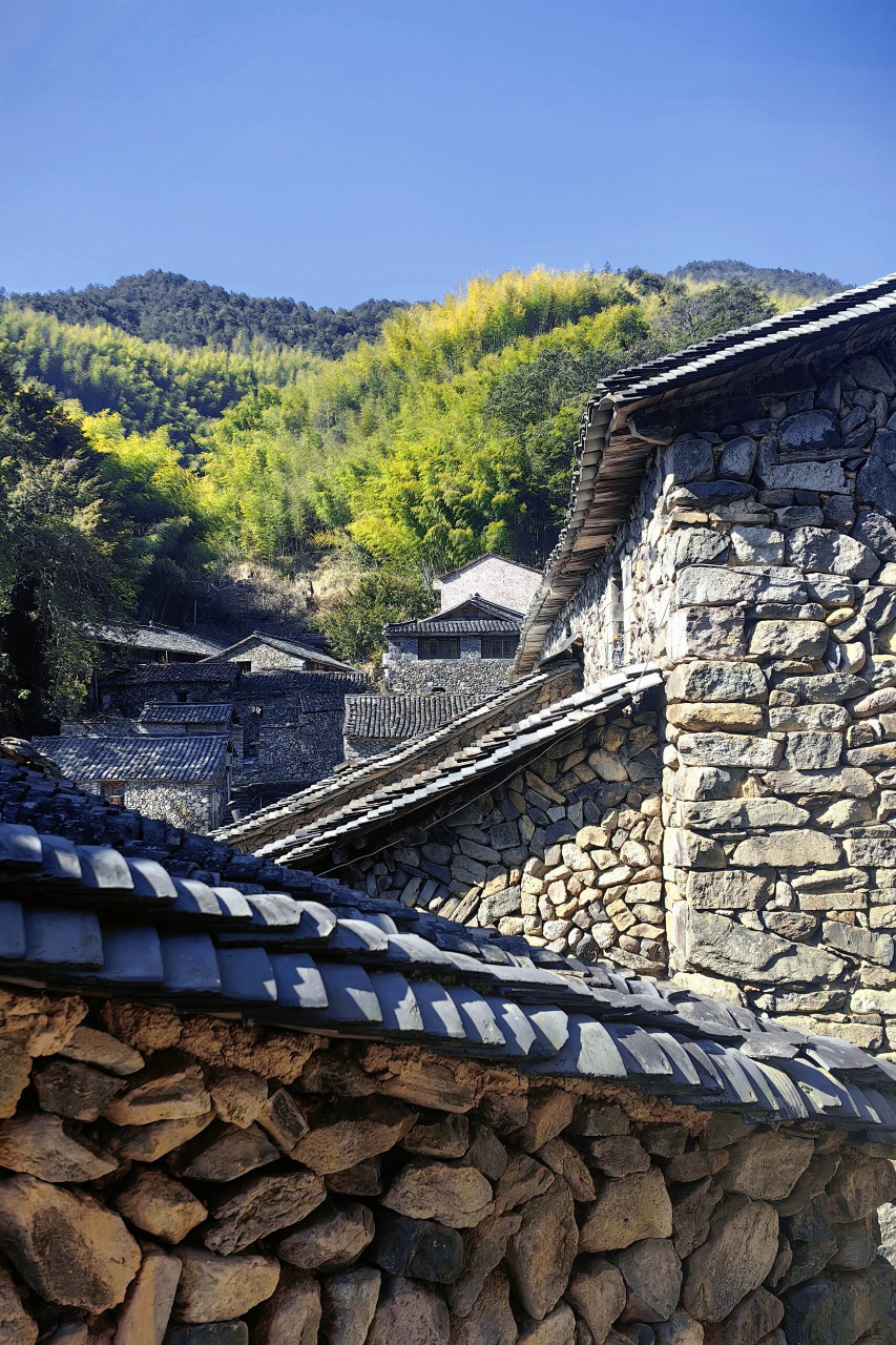 最适合隐居的山村  岩下石头村是浙江省最大的石居古村落之一,曾被