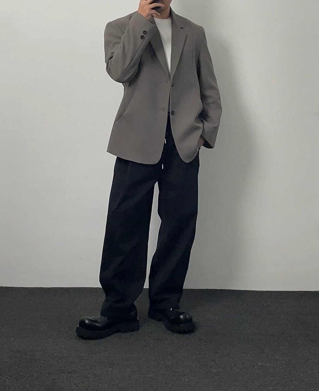 男生极简穿搭 一周合集    这周,我选择极简风格,轻松打造型男风范!