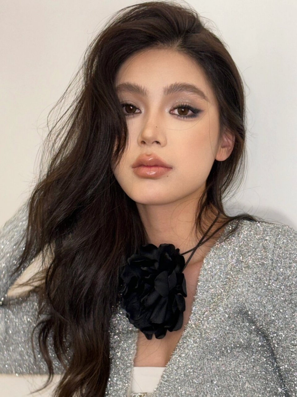 9495 只需几步,你就能轻松打造出神秘又迷人的妆容,让人无法抗拒