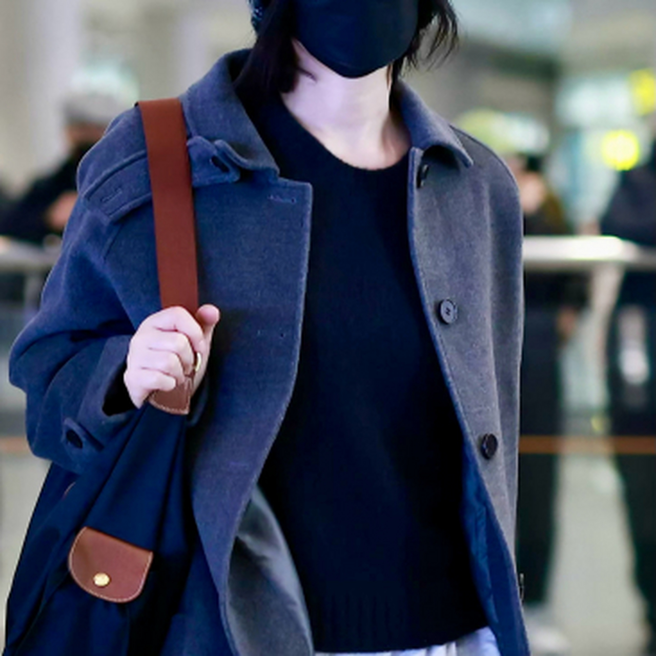 都说王菲的衣品不错,可是小编看她的那条牛仔裤就不这么觉得了,上衣的