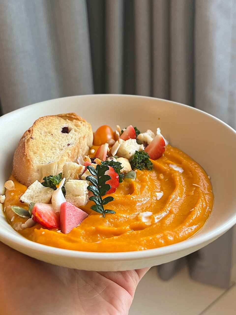 南瓜椰浆浓汤  最近,我发现了一道非常美味的浓汤——南瓜椰浆浓汤