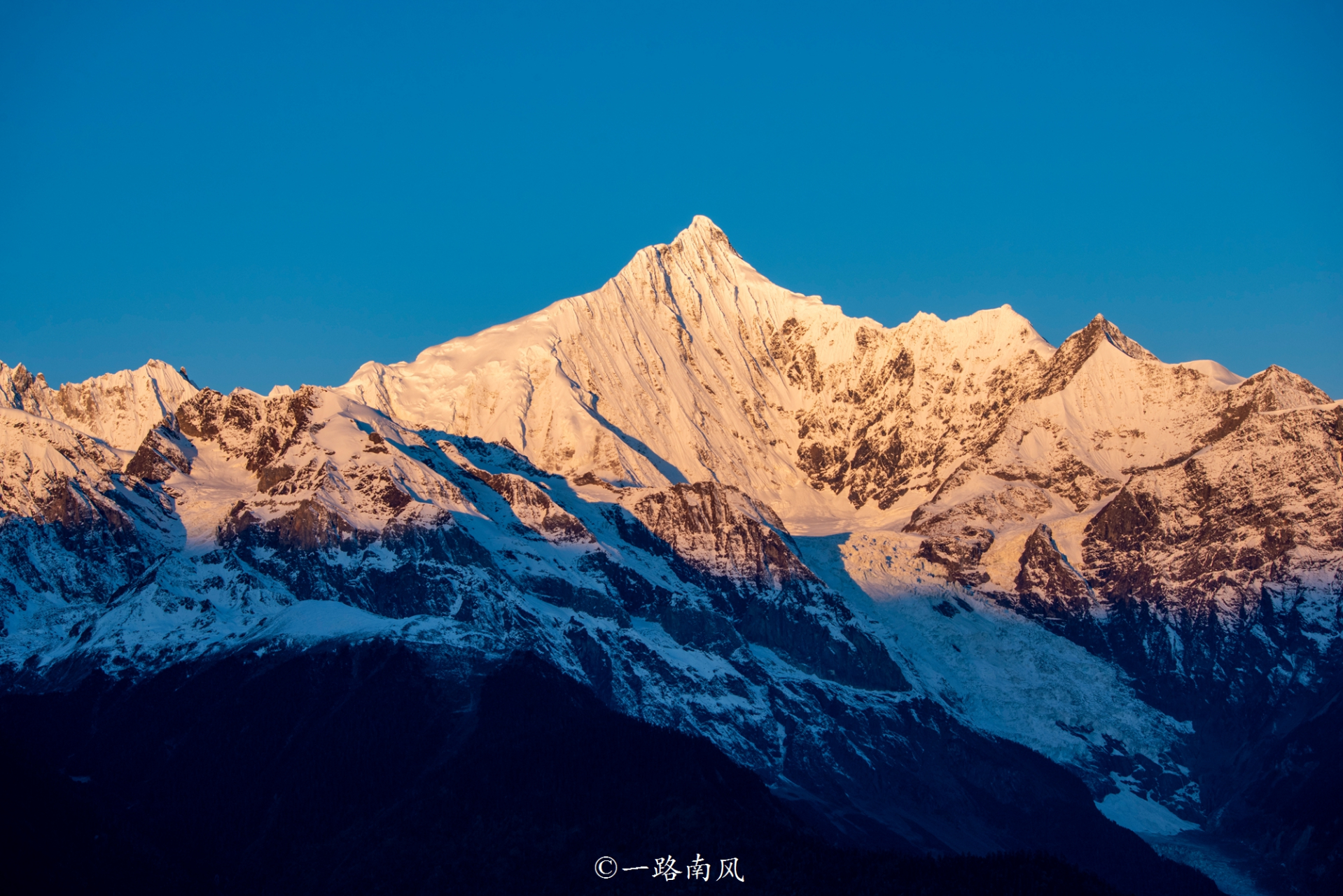 梅里雪山位于云南迪庆德钦县,其中卡瓦格博峰海拔6740米,是云南第一