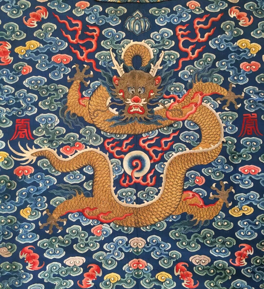 我一直对传统服饰中的刺绣龙纹样图案情有独钟