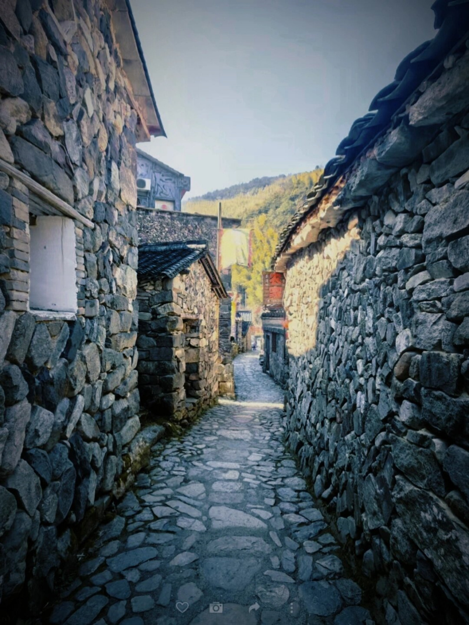 最适合隐居的山村  岩下石头村是浙江省最大的石居古村落之一,曾被