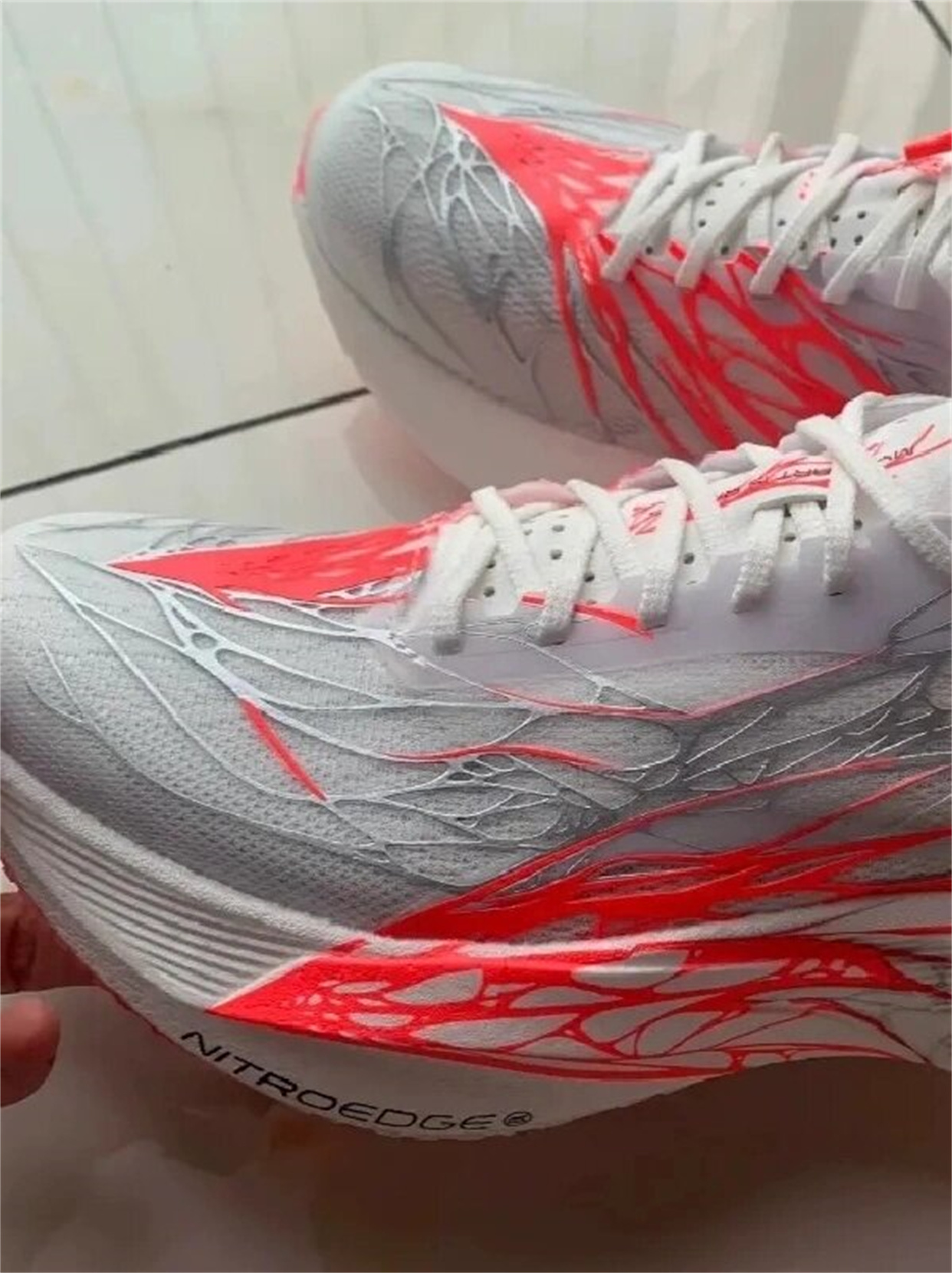 安踏竞速跑鞋新配色心跳配色复.@乐锦徒步户外的动态