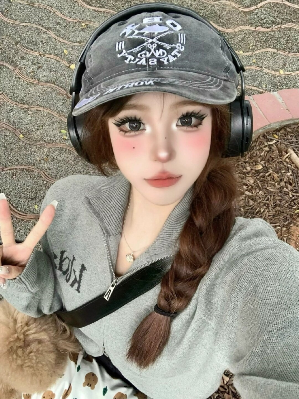 甜酷女孩今天的妆容  清晨的第一缕阳光🌞轻轻洒在房间,唤醒了甜酷