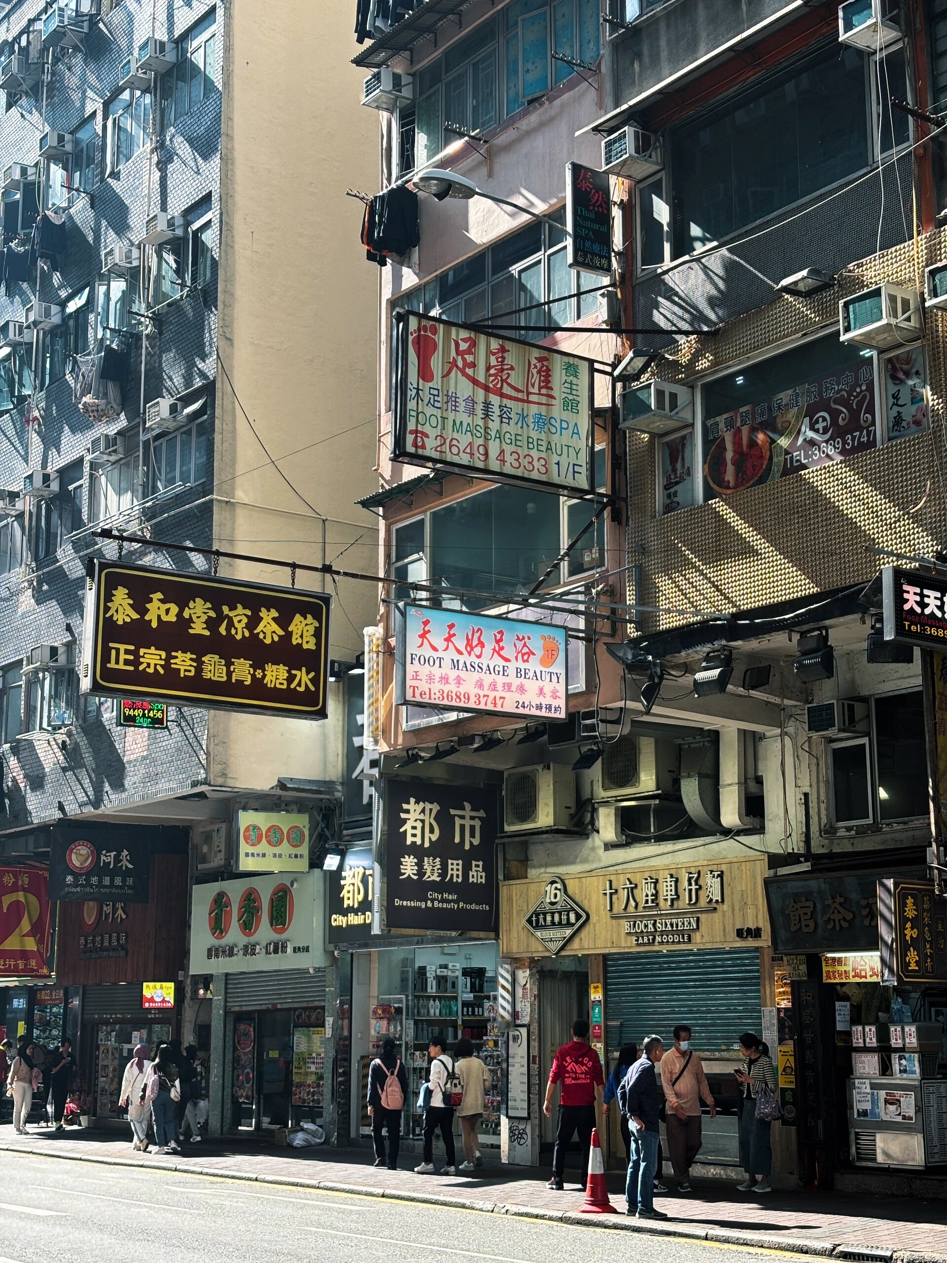 在香港散步仿佛看了很多部旧电影  我深深迷恋着香港旧电影的氛围感.