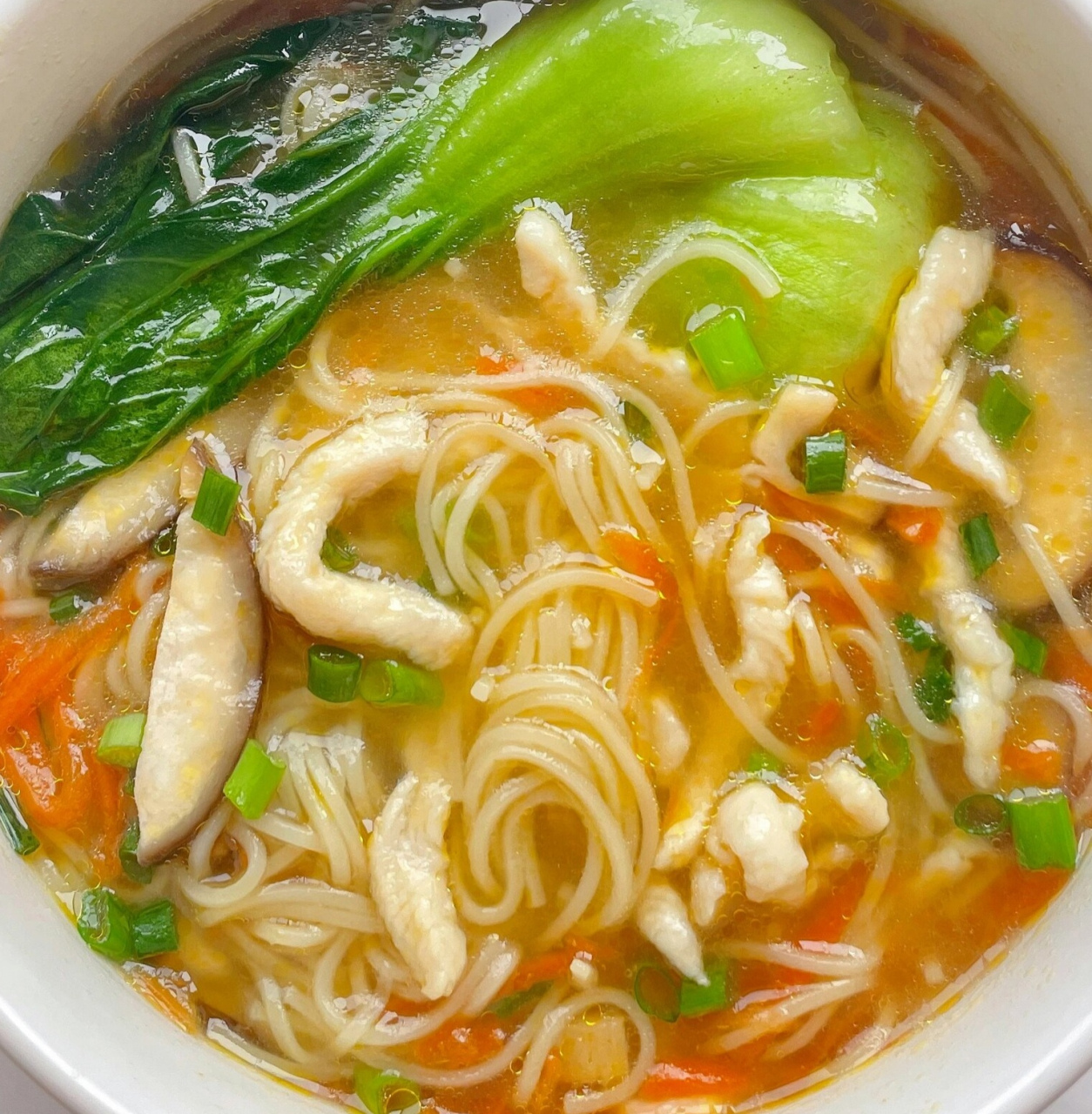 一碗简单又好吃的香菇鸡丝面