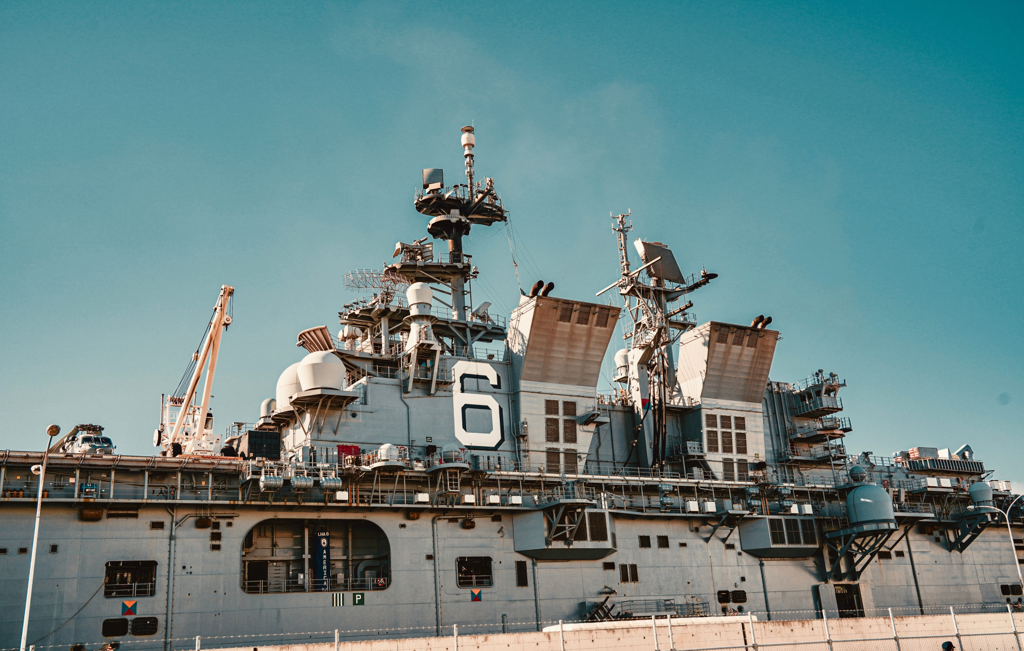 舰船欣赏:停靠港口的美国号两栖攻击舰,该舰是美国级两栖攻击舰的首舰