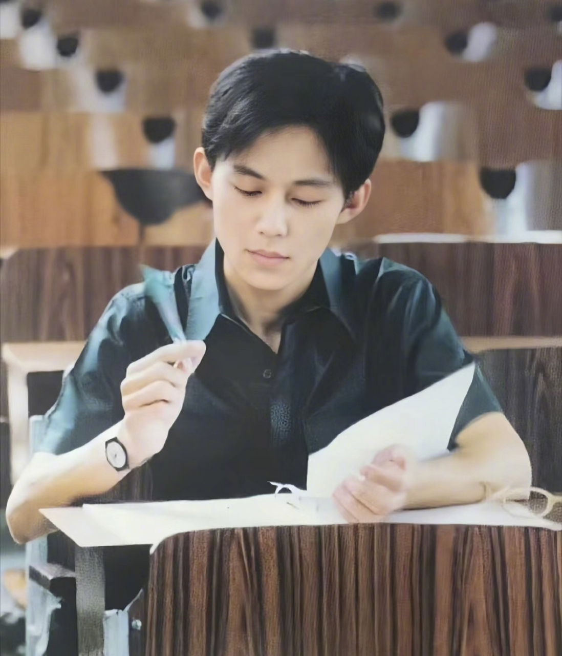 何炅在北外任教时的照片#  何老师早期在北京外国语大学任教时的照片