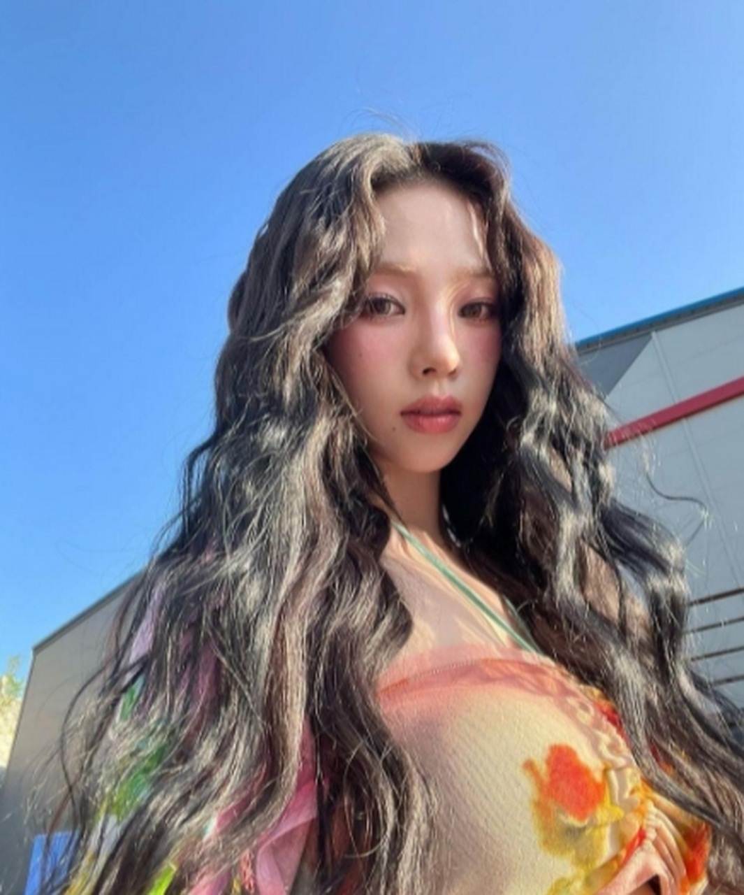 韩国女团aespa队长karina与新人演员李宰旭在米兰时装周擦出火花!