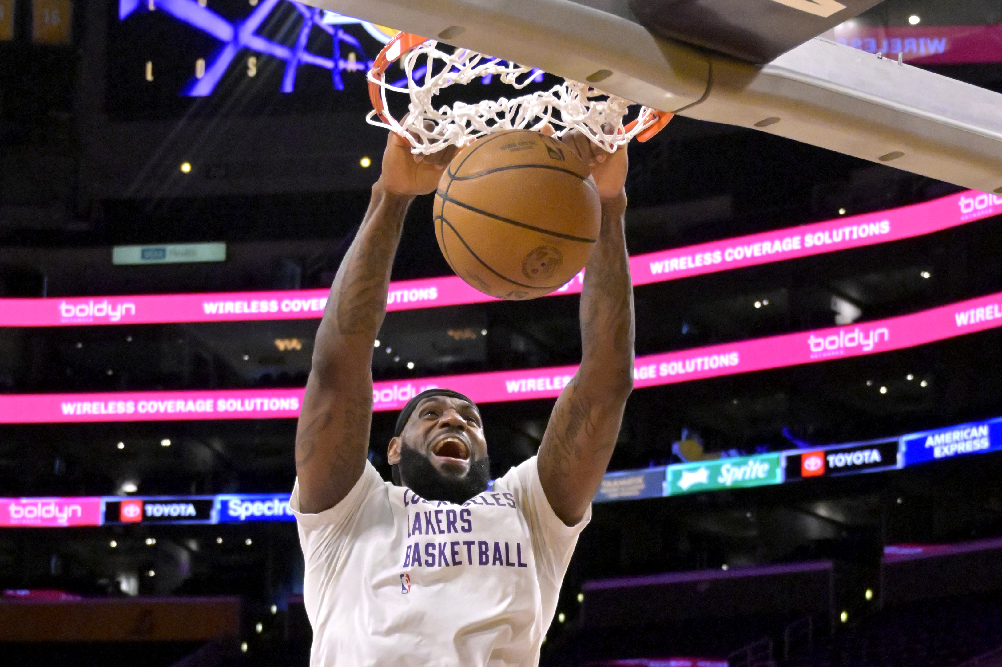 詹姆斯达成4万分,新纪录诞生之时,詹姆斯一个举动乐翻全场