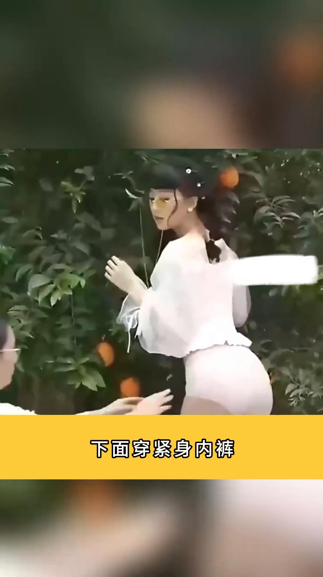 美女在户外拍写真