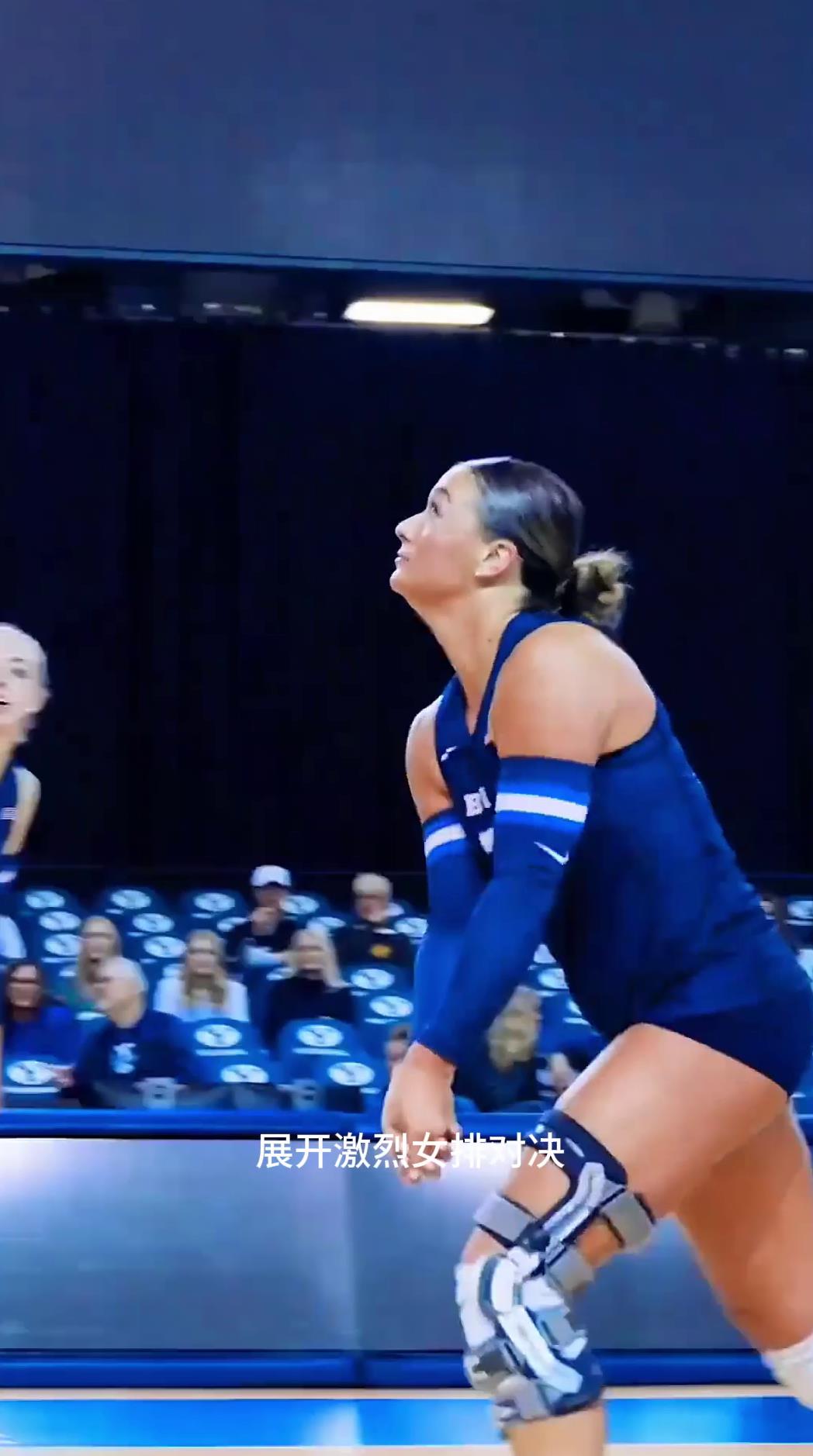 美女运动员们在比赛现场展开激烈女排对决