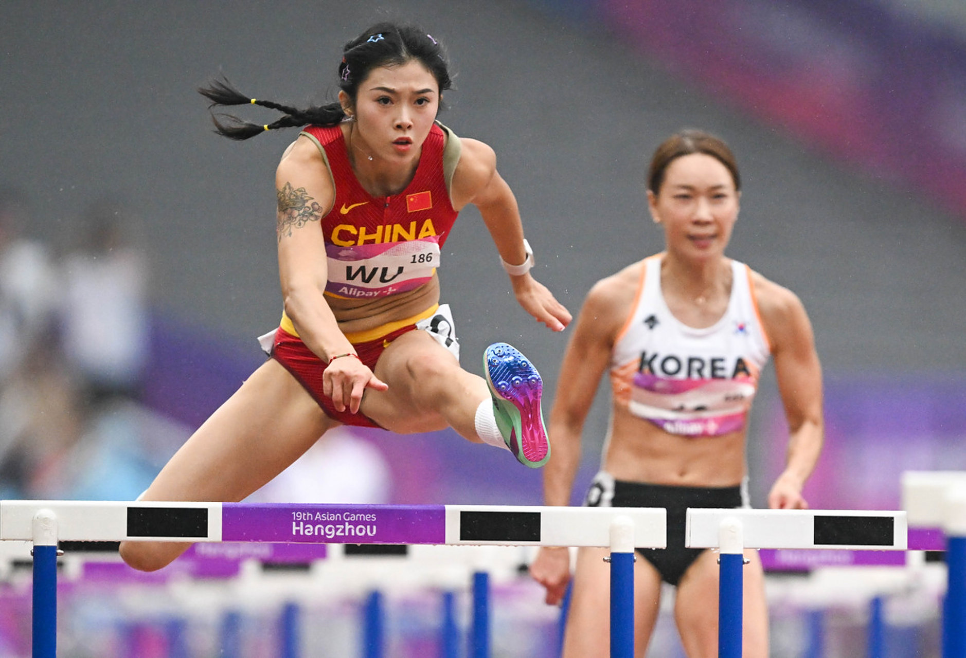 吴艳妮,跨栏赛场上的璀璨明星,她的身姿既柔美又充满力量