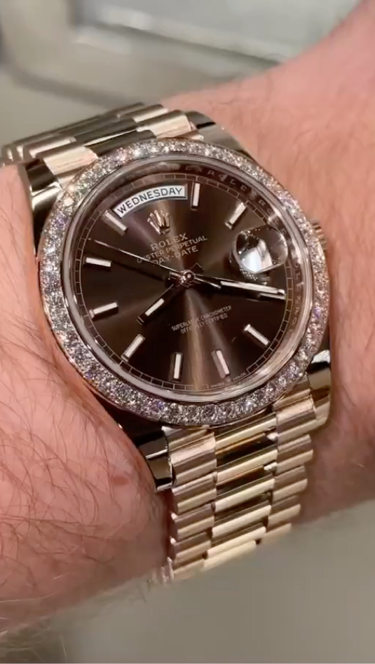 哪位大哥可以完美的驾驭这块手表呀