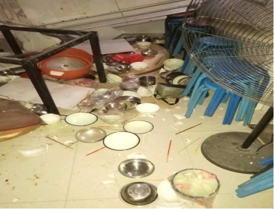 回顾:高校学生因食堂经理蛮横踹人引众多不满,一怒之下砸烂食堂