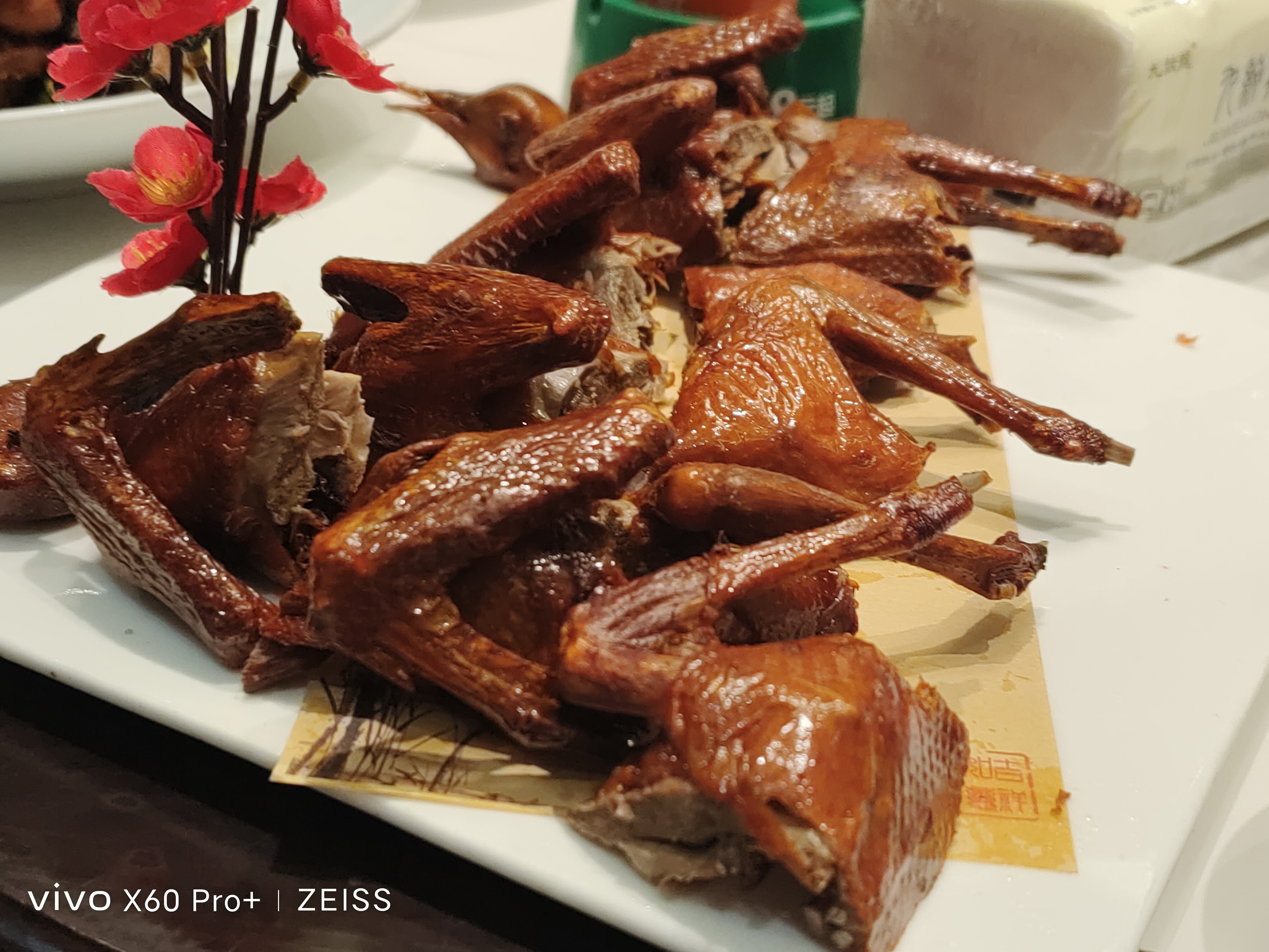 脆皮烤乳鸽确实是一道美味佳肴,深受许多人的喜爱.