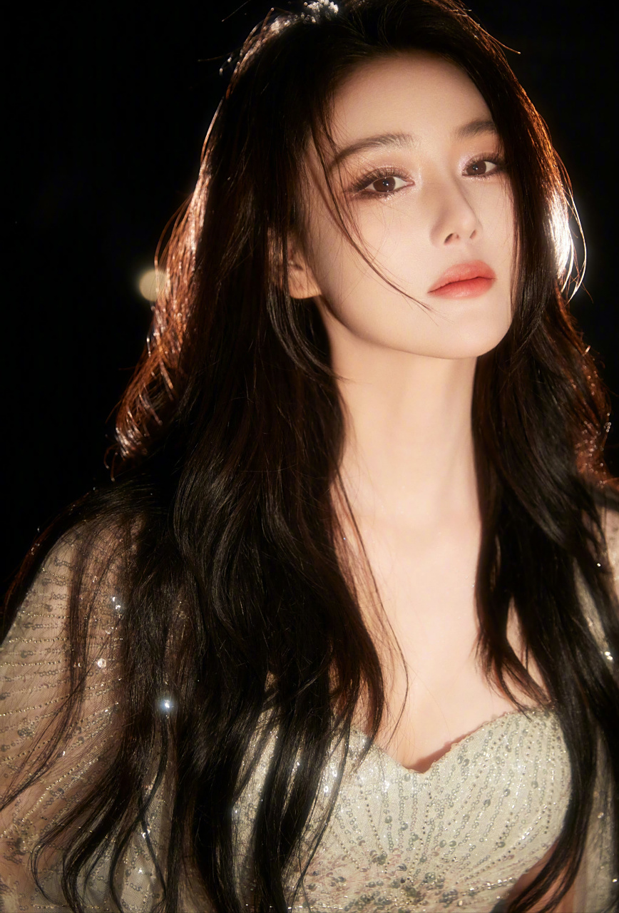 张馨予最新出席活动美照,流光溢彩,闪闪发光,气质女神.