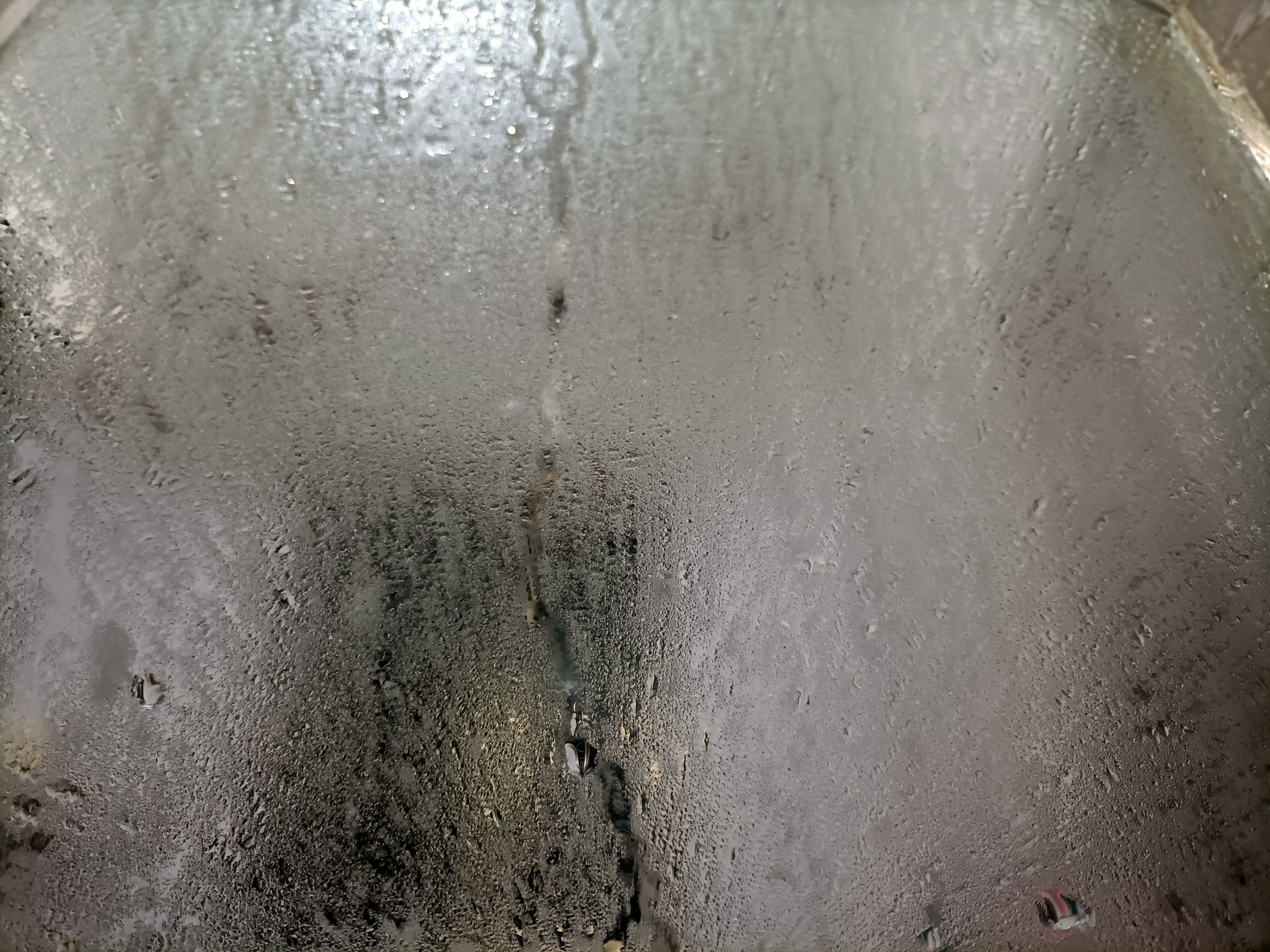 洗澡后他想看看自己淋湿水后用手搞了的发型,但洗手间的镜子很多水雾