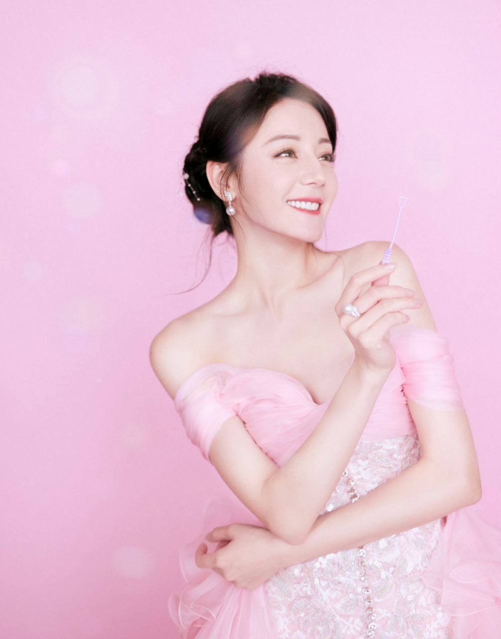 迪丽热巴最新线下活动,粉红色裙子,少女感满满,甜美公主风清新靓丽.