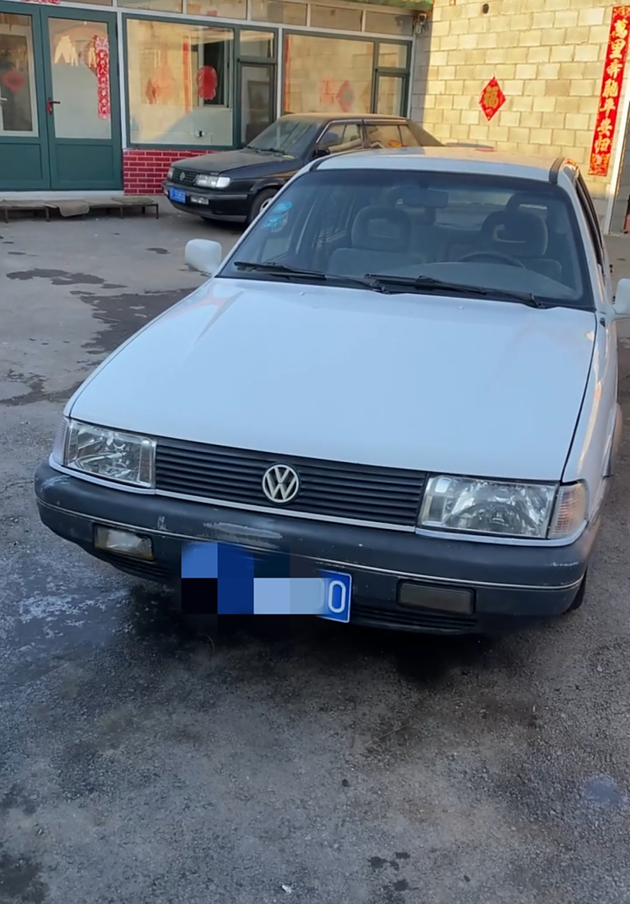 看朋友家1997年的桑塔纳2000,这车型真板正,真是经典车型,想当年这车