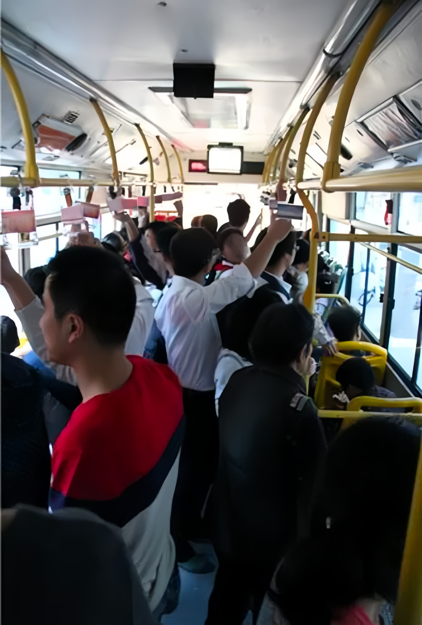 早上坐公交,公交时而加速时而刹车,弄得车上的乘客前倾后仰的惯性动作