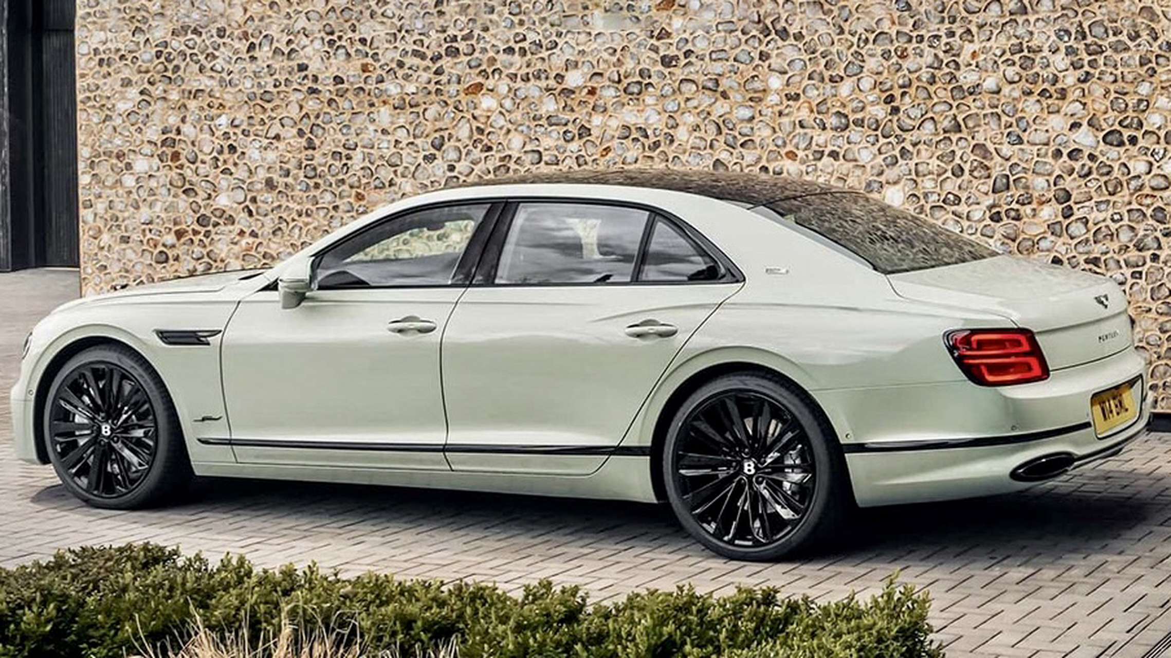 新款宾利飞驰也开始主打豪华运动风了,熏黑的进气中网,熏黑的车窗框