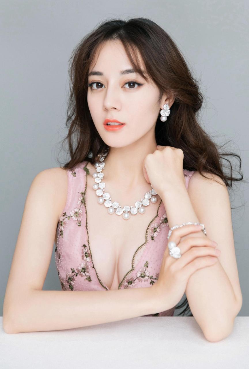迪丽热巴吊带裙写真壁纸,婀娜身姿,唯美优雅,让人陶醉!
