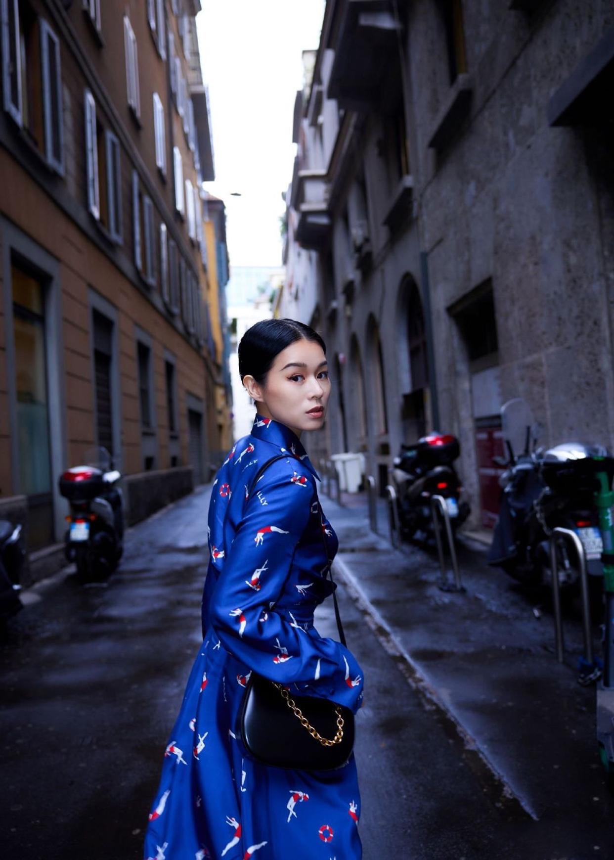 胡杏儿米兰街拍演绎明媚春色,bally2024春夏系列成亮点